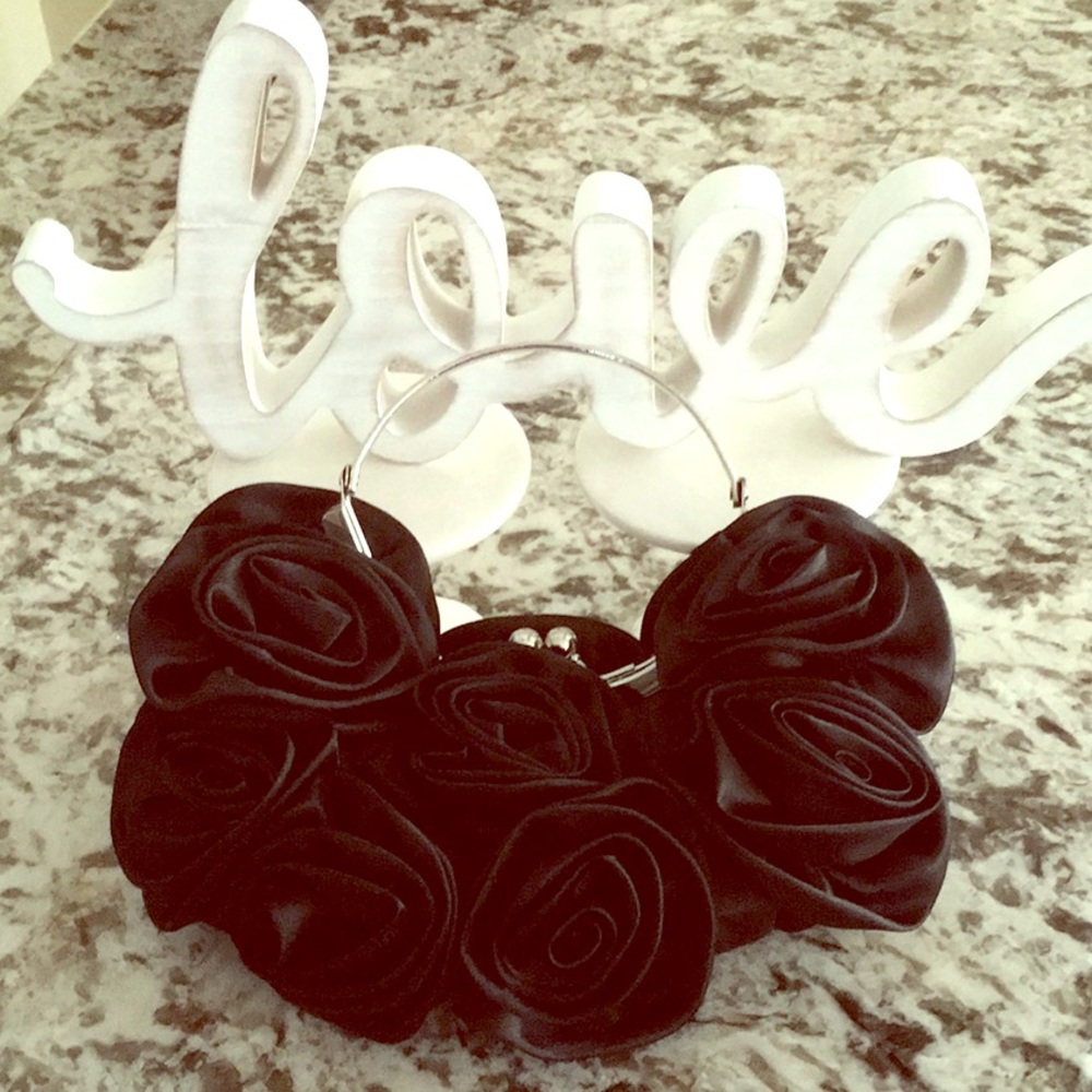 Cute Evening purse w/black satin rosettes🌹likenew